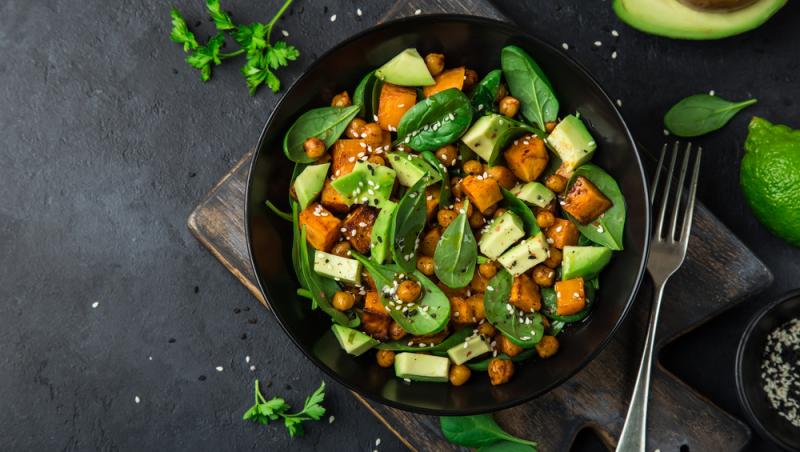 7 rețete de salate pentru slăbit. Îți țin de foame dacă ești la dietă
