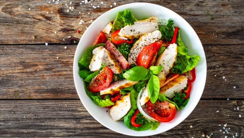 7 rețete de salate pentru slăbit. Îți țin de foame dacă ești la dietă