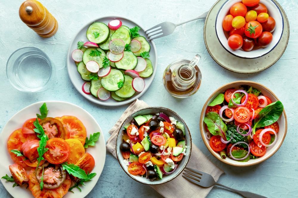 mai multe boluri cu salată pe o masă