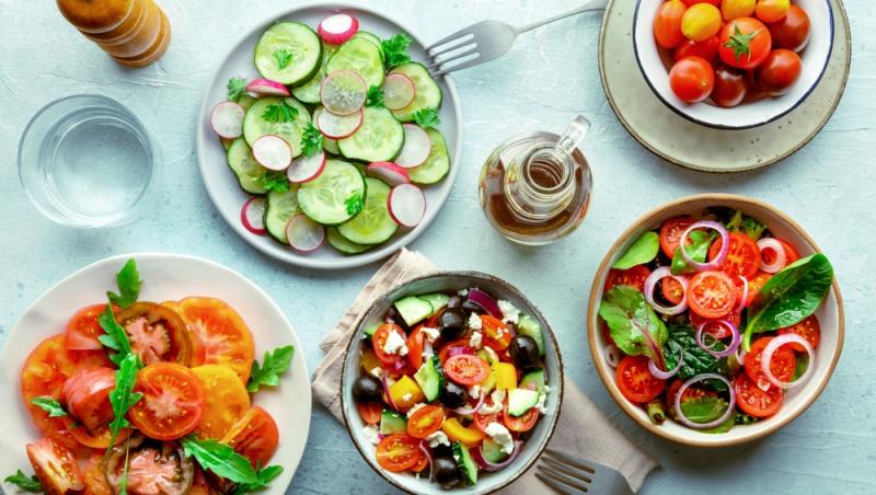 Pentru salate de slăbit alege dresinguri ușoare, pe bază de iaurt și zeamă de lămâie