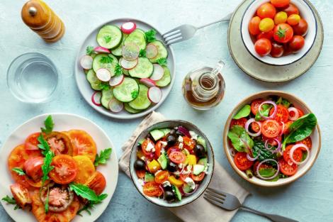 7 rețete de salate pentru slăbit. Îți țin de foame dacă ești la dietă