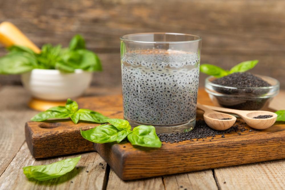 Băutura cu semințe de busuioc. Beneficiile ei și idei pentru băuturi aromate în care sa le adaugi