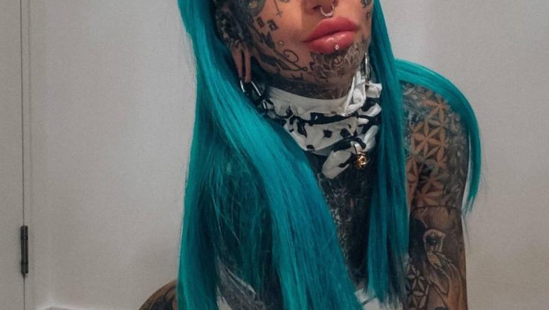 A cheltuit o avere pentru a-și acoperi corpul cu tatuaje. Cum arăta înainte tânăra blondă, cu chip angelic