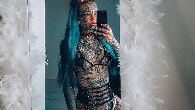 A cheltuit o avere pentru a-și acoperi corpul cu tatuaje. Cum arăta înainte tânăra blondă, cu chip angelic