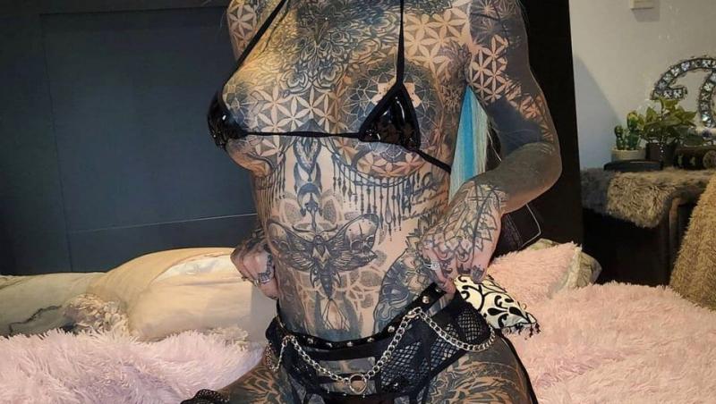 A cheltuit o avere pentru a-și acoperi corpul cu tatuaje. Cum arăta înainte tânăra blondă, cu chip angelic