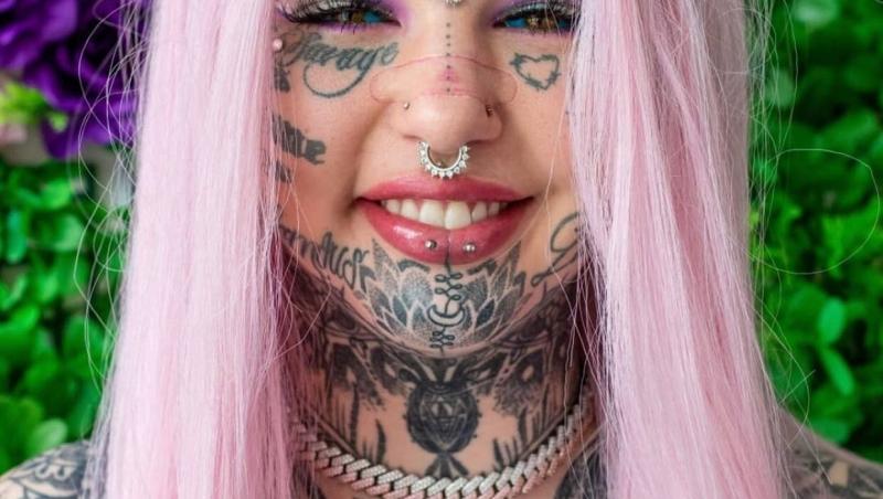 A cheltuit o avere pentru a-și acoperi corpul cu tatuaje. Cum arăta înainte tânăra blondă, cu chip angelic