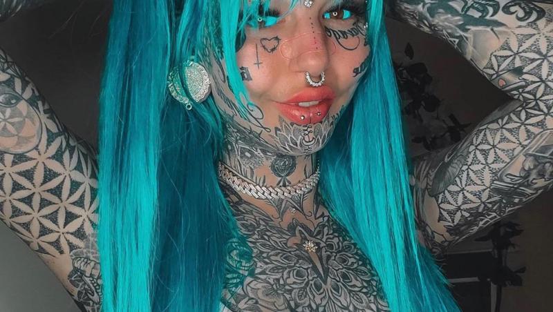 A cheltuit o avere pentru a-și acoperi corpul cu tatuaje. Cum arăta înainte tânăra blondă, cu chip angelic