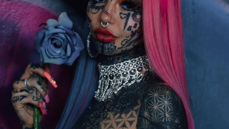 A cheltuit o avere pentru a-și acoperi corpul cu tatuaje. Cum arăta înainte tânăra blondă, cu chip angelic