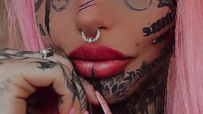 A cheltuit o avere pentru a-și acoperi corpul cu tatuaje. Cum arăta înainte tânăra blondă, cu chip angelic