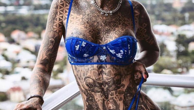 A cheltuit o avere pentru a-și acoperi corpul cu tatuaje. Cum arăta înainte tânăra blondă, cu chip angelic