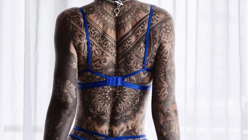 A cheltuit o avere pentru a-și acoperi corpul cu tatuaje. Cum arăta înainte tânăra blondă, cu chip angelic