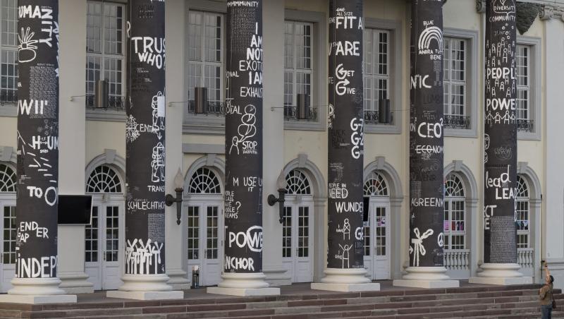 Artistul sibian Dan Perjovschi a desenat pentru un mare brand japonez. Cum arată colecția și ce l-a făcut să accepte colaborarea