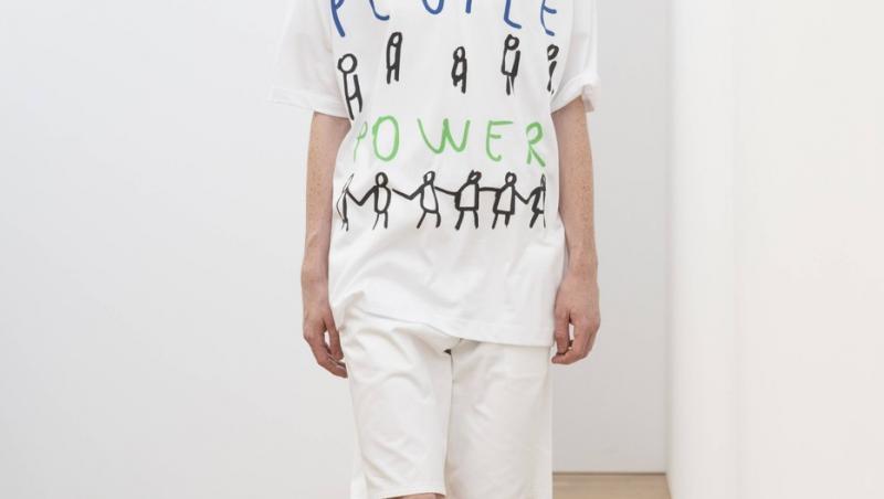 Artistul sibian Dan Perjovschi a desenat pentru un mare brand japonez. Cum arată colecția și ce l-a făcut să accepte colaborarea