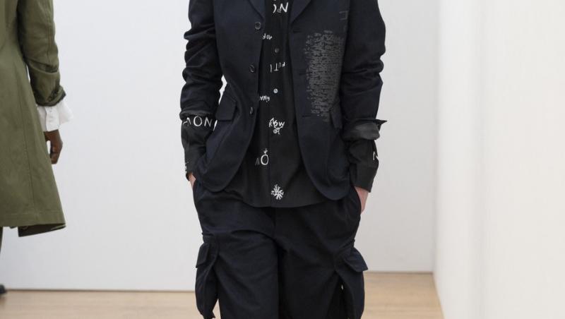 Artistul sibian Dan Perjovschi a desenat pentru un mare brand japonez. Cum arată colecția și ce l-a făcut să accepte colaborarea