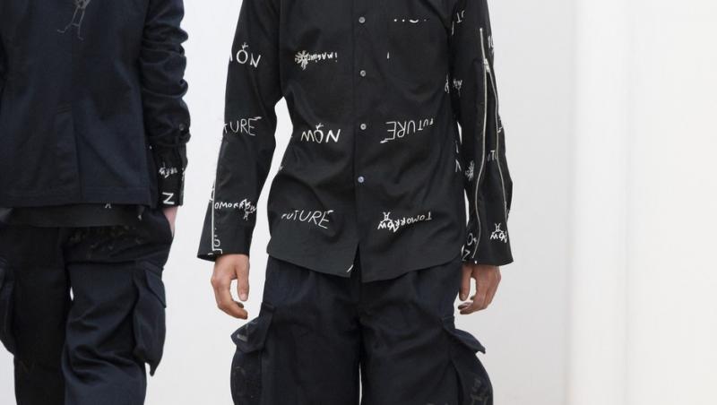 Artistul sibian Dan Perjovschi a desenat pentru un mare brand japonez. Cum arată colecția și ce l-a făcut să accepte colaborarea