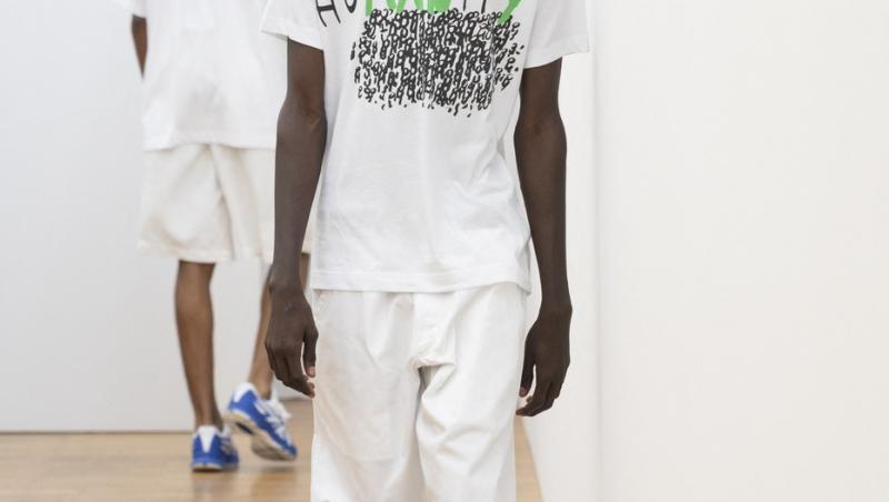 Artistul sibian Dan Perjovschi a desenat pentru un mare brand japonez. Cum arată colecția și ce l-a făcut să accepte colaborarea