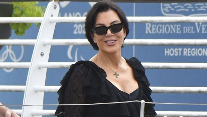 Kris Jenner, la 69 de ani, arată mai bine decât fiicele sale. Cât a plătit mogulul familiei Kardashian pentru operațiile estetice