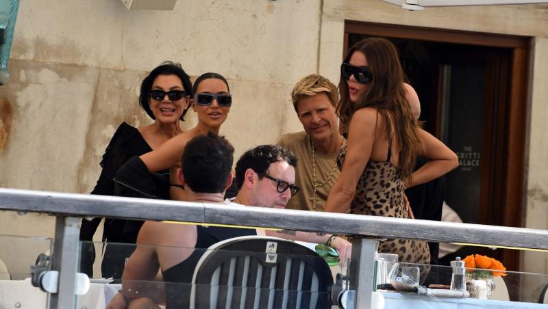 Kris Jenner, la 69 de ani, arată mai bine decât fiicele sale. Cât a plătit mogulul familiei Kardashian pentru operațiile estetice