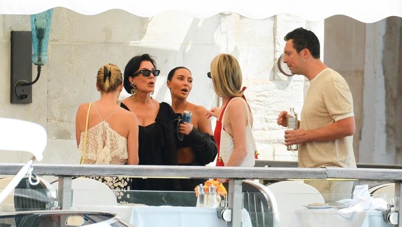 Kris Jenner, la 69 de ani, arată mai bine decât fiicele sale. Cât a plătit mogulul familiei Kardashian pentru operațiile estetice