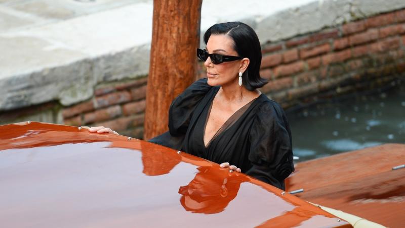 Kris Jenner, la 69 de ani, arată mai bine decât fiicele sale. Cât a plătit mogulul familiei Kardashian pentru operațiile estetice