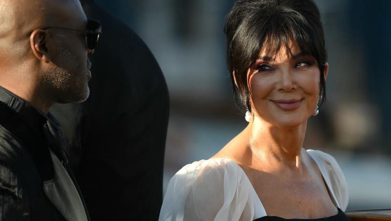 Kris Jenner, la 69 de ani, arată mai bine decât fiicele sale. Cât a plătit mogulul familiei Kardashian pentru operațiile estetice