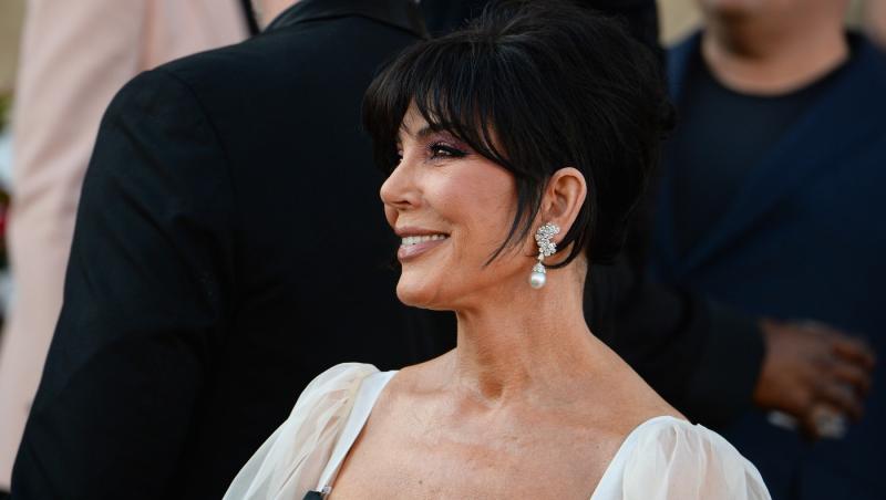 Kris Jenner, la 69 de ani, arată mai bine decât fiicele sale. Cât a plătit mogulul familiei Kardashian pentru operațiile estetice