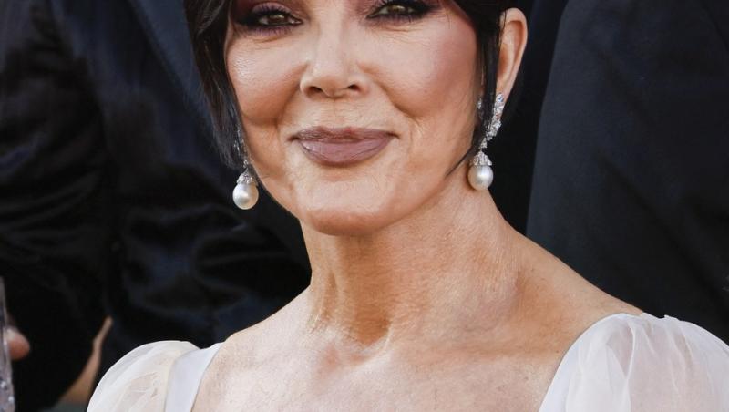 Kris Jenner, la 69 de ani, arată mai bine decât fiicele sale. Cât a plătit mogulul familiei Kardashian pentru operațiile estetice