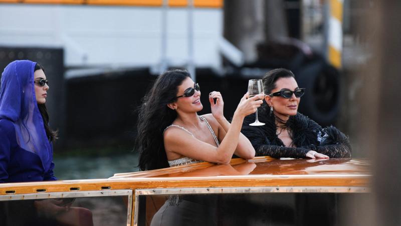 Kris Jenner, la 69 de ani, arată mai bine decât fiicele sale. Cât a plătit mogulul familiei Kardashian pentru operațiile estetice