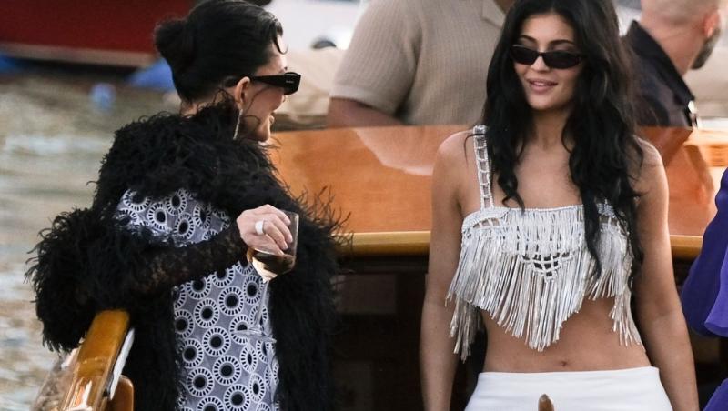 Kris Jenner, la 69 de ani, arată mai bine decât fiicele sale. Cât a plătit mogulul familiei Kardashian pentru operațiile estetice