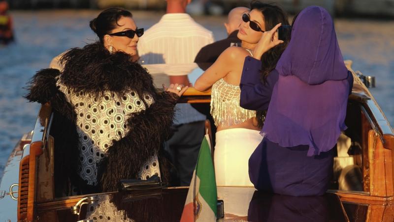 Kris Jenner, la 69 de ani, arată mai bine decât fiicele sale. Cât a plătit mogulul familiei Kardashian pentru operațiile estetice