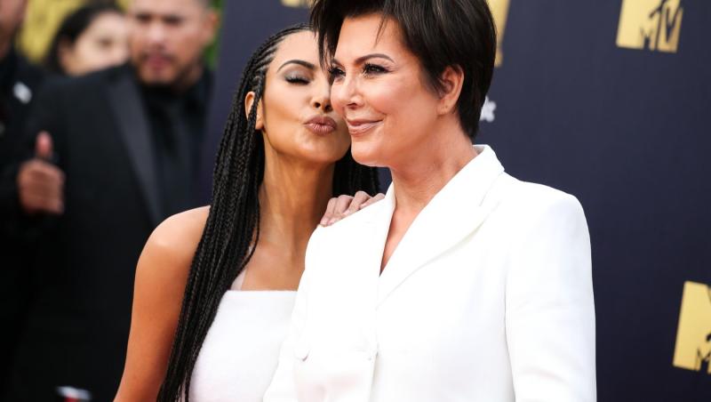 Kris Jenner, la 69 de ani, arată mai bine decât fiicele sale. Cât a plătit mogulul familiei Kardashian pentru operațiile estetice