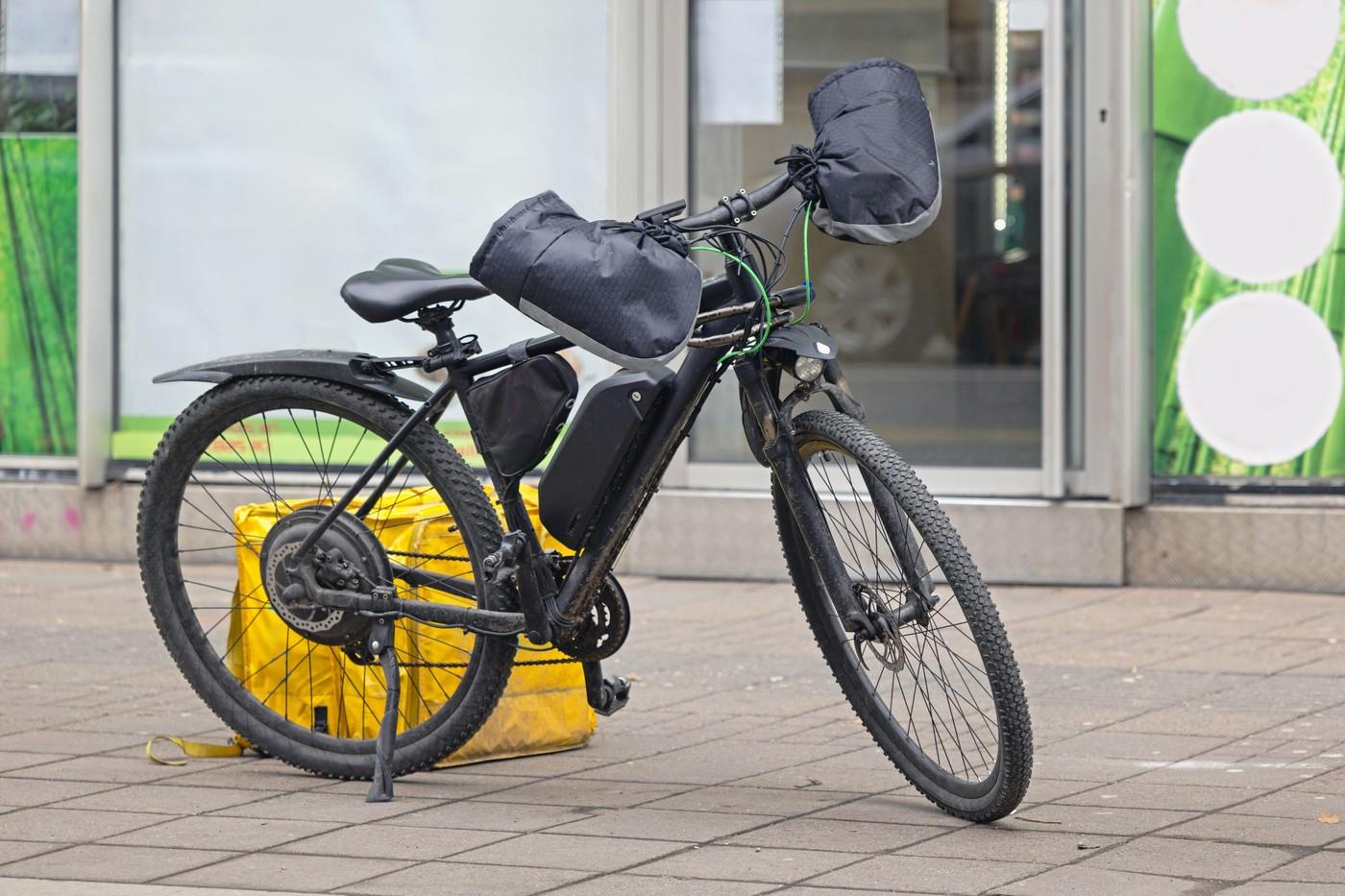 imagine cu bicicleta de livrator