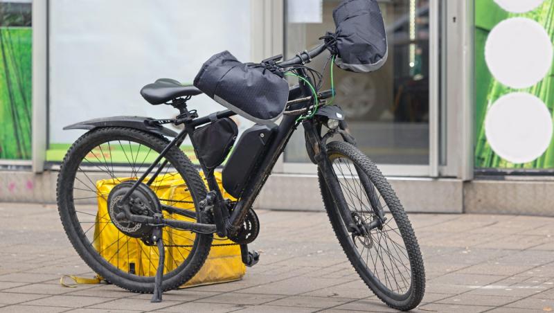 imagine cu bicicleta de livrator