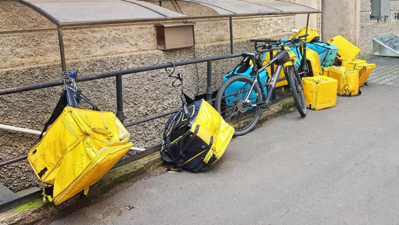 Livratorii străini au ajuns victimele unor copii și adolescenți în Sectorul 6 din București. Ce metodă au ca să fure comenzile