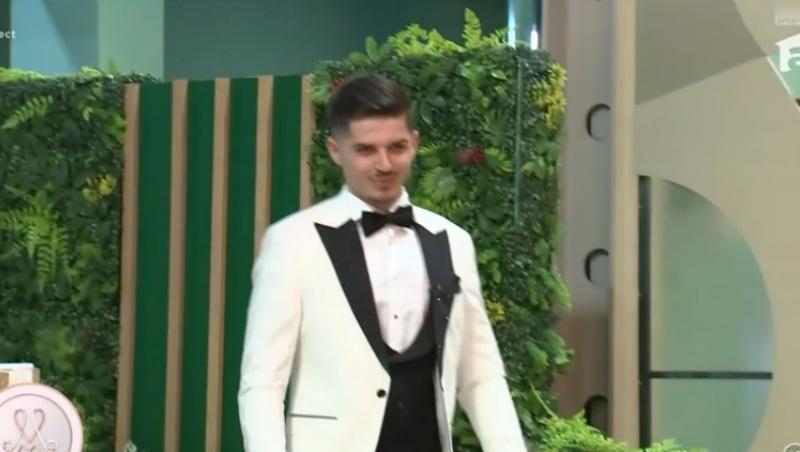 Mireasa sezonul 11. Băieții au îmbrăcat costumele de mire și au defilat în fața părinților. Au curs multe lacrimi