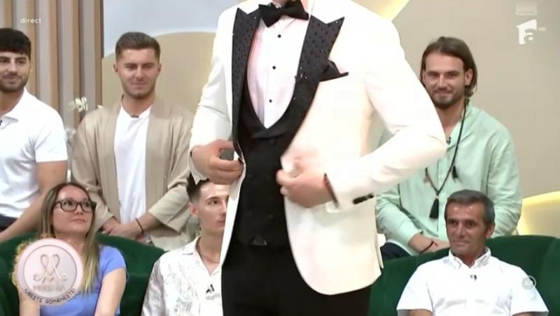 Mireasa sezonul 11. Băieții au îmbrăcat costumele de mire și au defilat în fața părinților. Au curs multe lacrimi