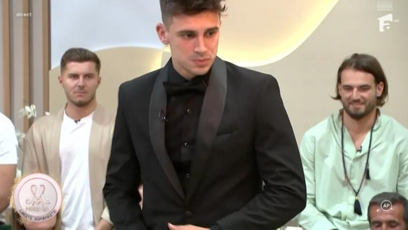 Mireasa sezonul 11. Băieții au îmbrăcat costumele de mire și au defilat în fața părinților. Au curs multe lacrimi