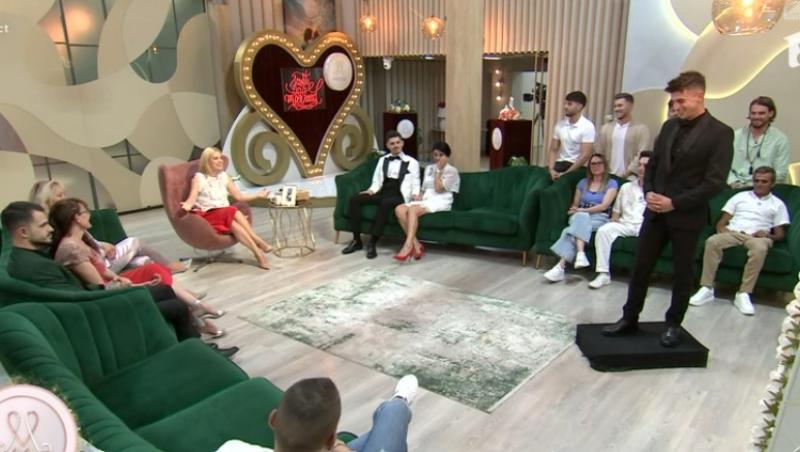 Mireasa sezonul 11. Băieții au îmbrăcat costumele de mire și au defilat în fața părinților. Au curs multe lacrimi