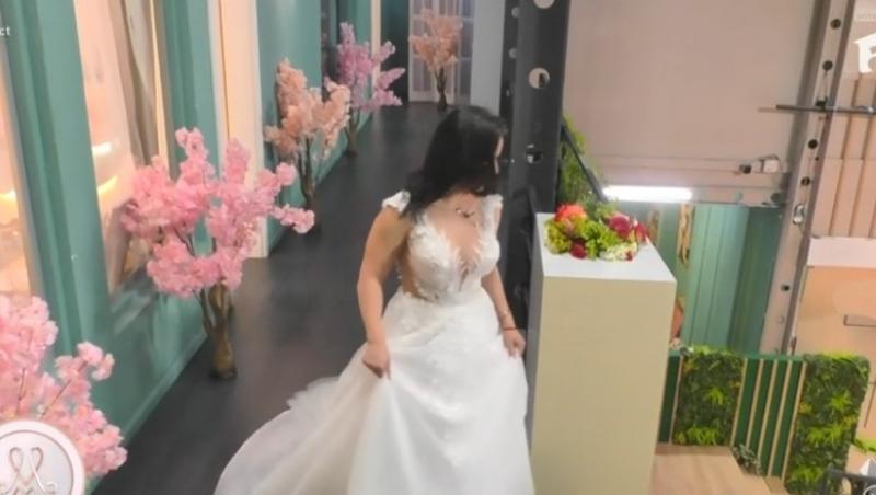 Mireasa sezonul 11. Imagini superbe de la ultima probă a rochiilor de mireasă! Fetele au defilat în fața mamelor