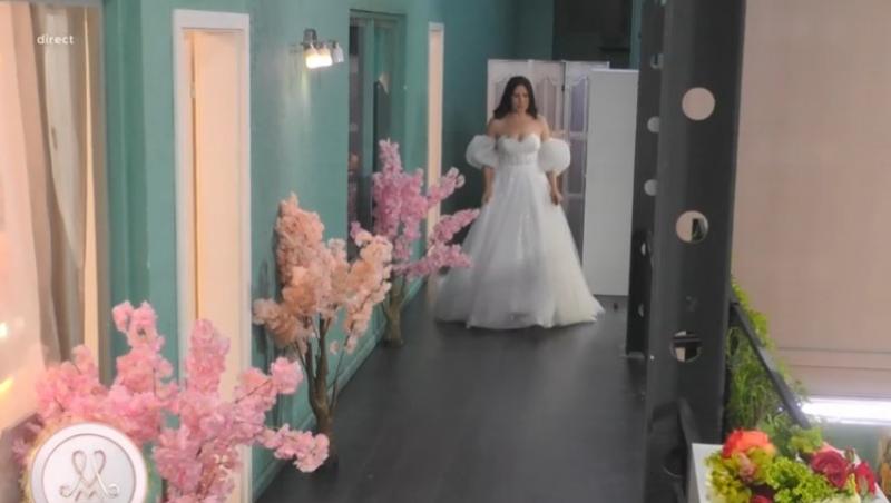 Mireasa sezonul 11. Imagini superbe de la ultima probă a rochiilor de mireasă! Fetele au defilat în fața mamelor