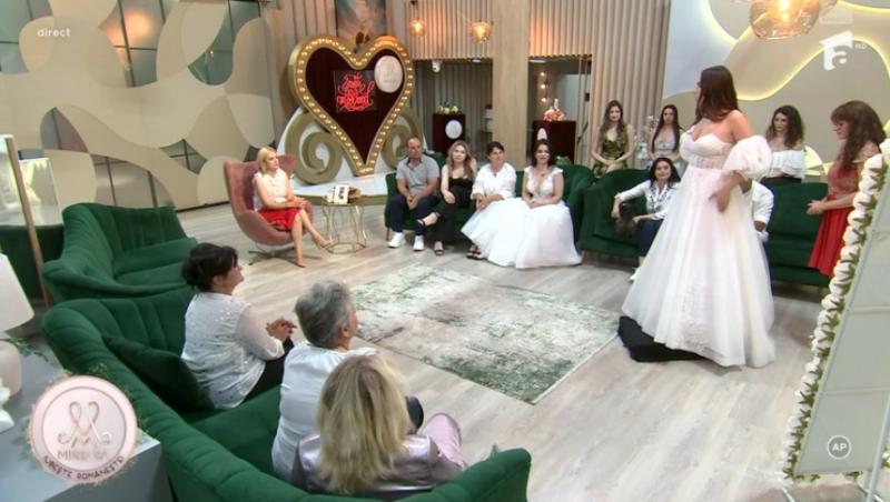 Mireasa sezonul 11. Imagini superbe de la ultima probă a rochiilor de mireasă! Fetele au defilat în fața mamelor