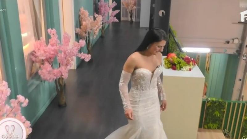 Mireasa sezonul 11. Imagini superbe de la ultima probă a rochiilor de mireasă! Fetele au defilat în fața mamelor