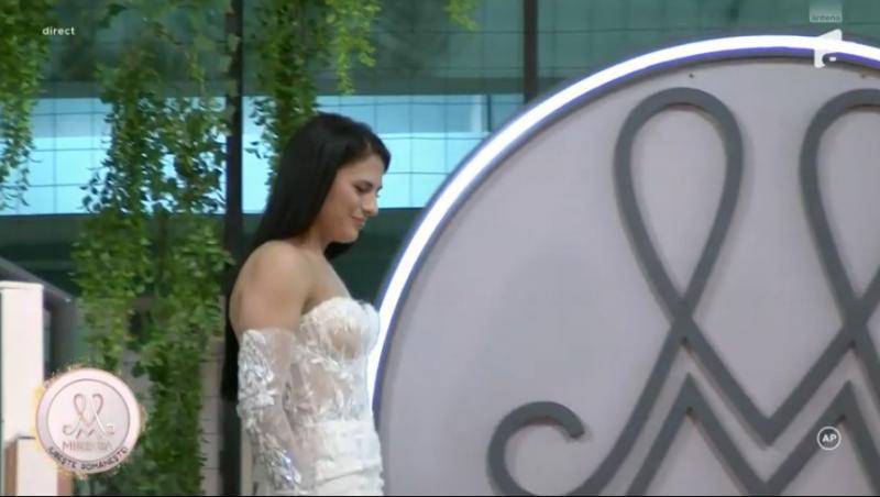 Mireasa sezonul 11. Imagini superbe de la ultima probă a rochiilor de mireasă! Fetele au defilat în fața mamelor