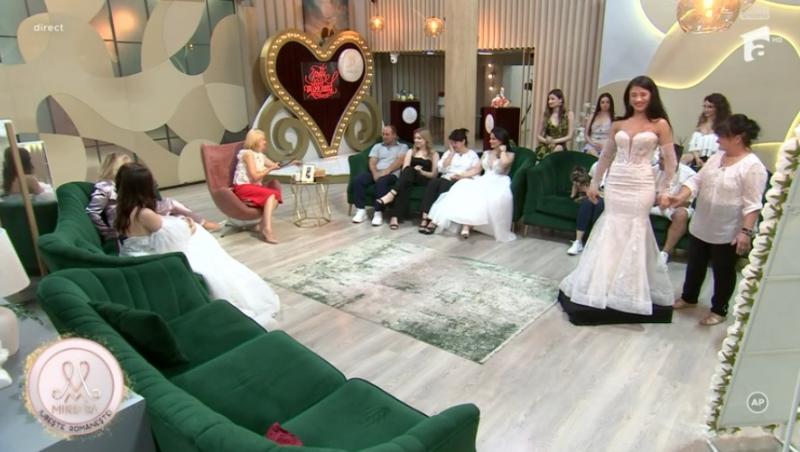 Mireasa sezonul 11. Imagini superbe de la ultima probă a rochiilor de mireasă! Fetele au defilat în fața mamelor
