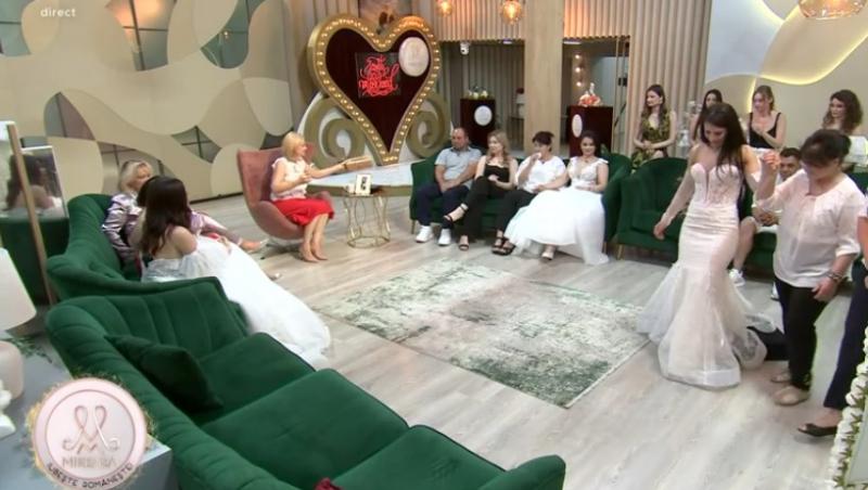 Mireasa sezonul 11. Imagini superbe de la ultima probă a rochiilor de mireasă! Fetele au defilat în fața mamelor