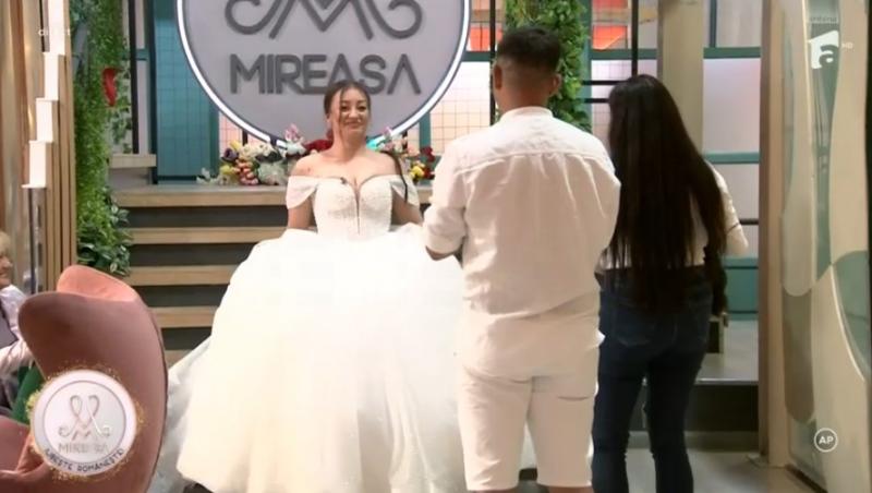 Mireasa sezonul 11. Imagini superbe de la ultima probă a rochiilor de mireasă! Fetele au defilat în fața mamelor