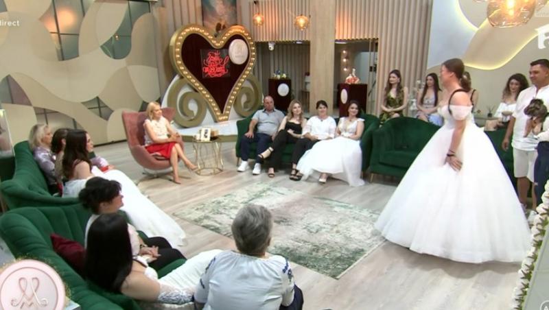 Mireasa sezonul 11. Imagini superbe de la ultima probă a rochiilor de mireasă! Fetele au defilat în fața mamelor