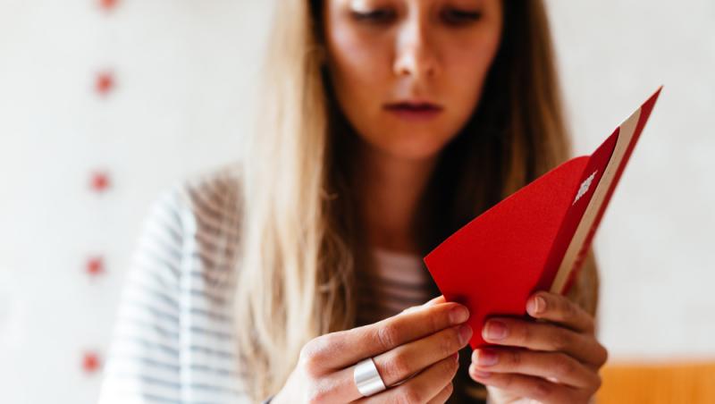 Românii, înglobați în datorii, dar generoși cu darul de nuntă. Cât sunt dispuși să ofere și ce tradiții îi deranjează