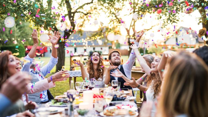 Românii, înglobați în datorii, dar generoși cu darul de nuntă. Cât sunt dispuși să ofere și ce tradiții îi deranjează