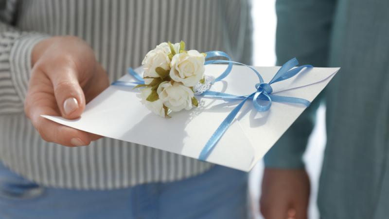 Românii, înglobați în datorii, dar generoși cu darul de nuntă. Cât sunt dispuși să ofere și ce tradiții îi deranjează